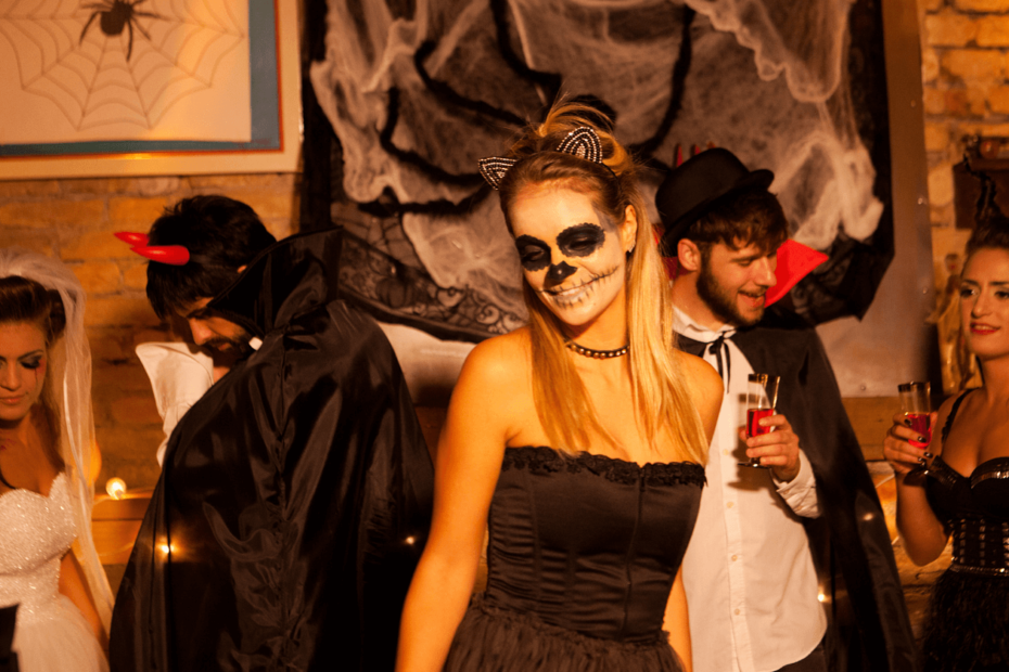 Pessoas dançando em uma festa de halloween