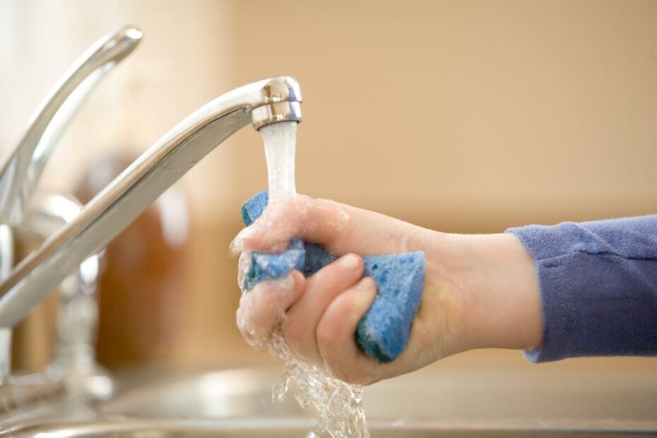 Mau cheiro na esponja: 4 truques para eliminar o cheiro na bucha da cozinha