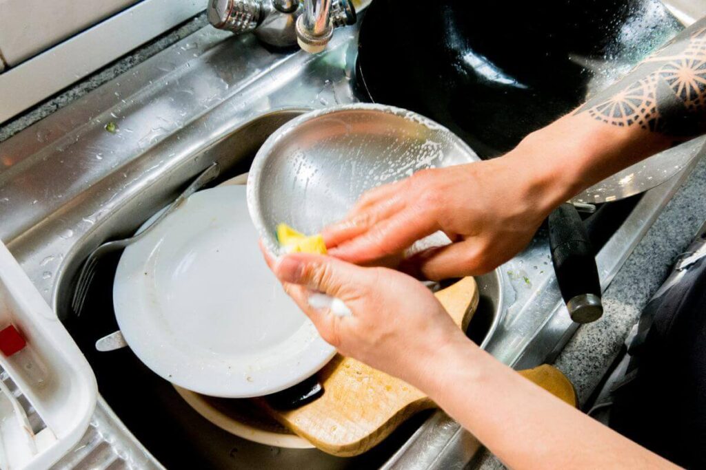 Tirar gordura da louça: 6 desengordurantes naturais para resolver de vez esse problema 