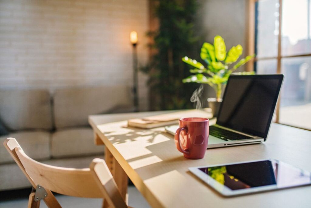 Sala de estar com escritório integrado: ideias de decoração e organização para seu cômodo integrado